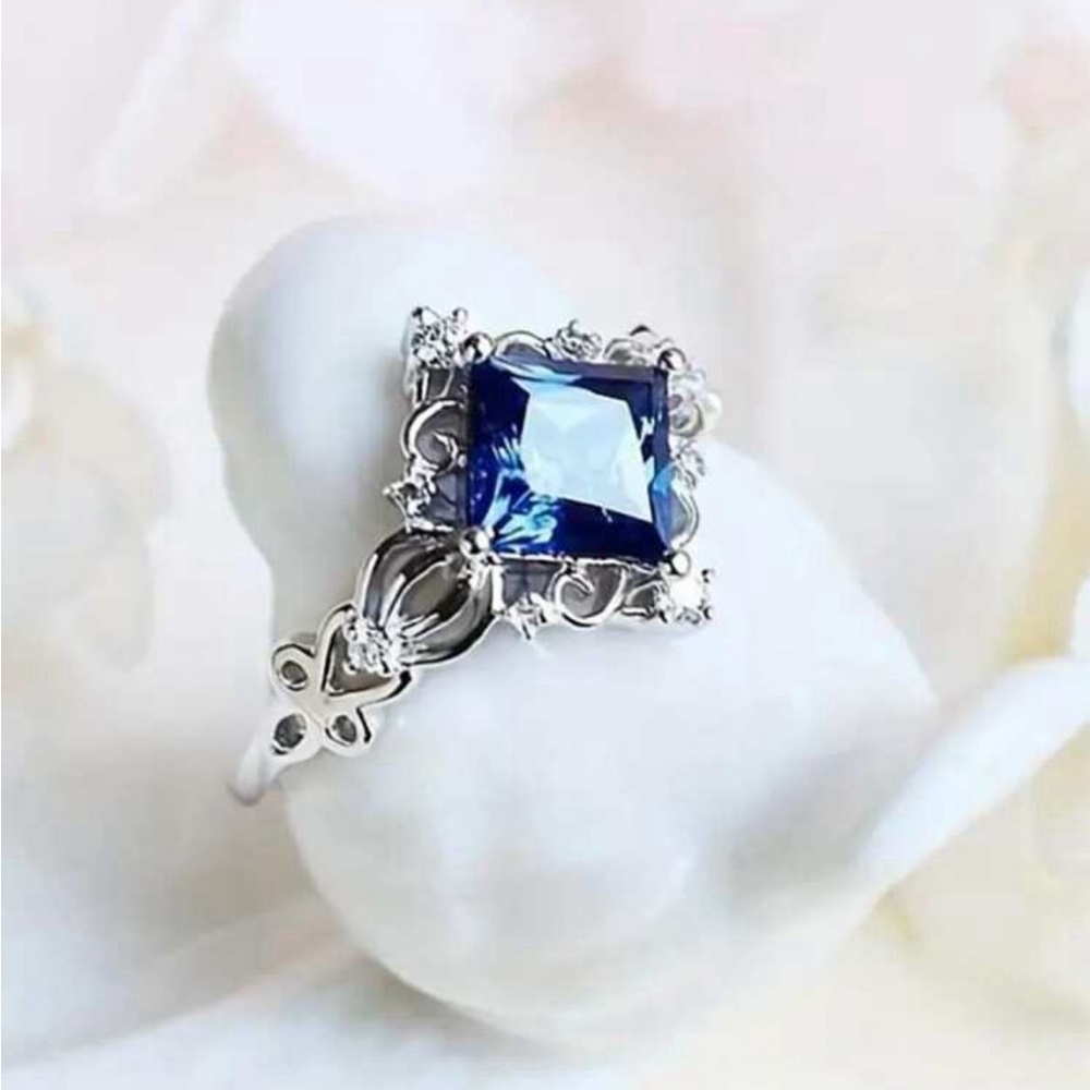⚠️ Clearance NWT silver fashionable ring with blue stone. Size 7